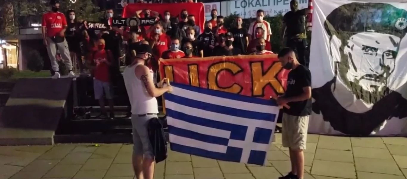 «Πόνεσε» ο αποκλεισμός από το ΑΠΟΕΛ - Αλβανοί του Κοσόβου καίνε την ελληνική σημαία (φώτο)